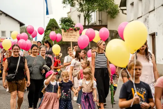 Schmalzlerfest Perlesreut 2024 Montag: Kinderzug, Tag der Betriebe, Schwaiger Buam Foto 2400663