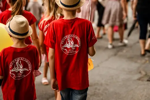 Schmalzlerfest Perlesreut 2024 Montag: Kinderzug, Tag der Betriebe, Schwaiger Buam Foto 2400667