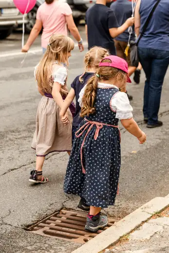 Schmalzlerfest Perlesreut 2024 Montag: Kinderzug, Tag der Betriebe, Schwaiger Buam Foto 2400669