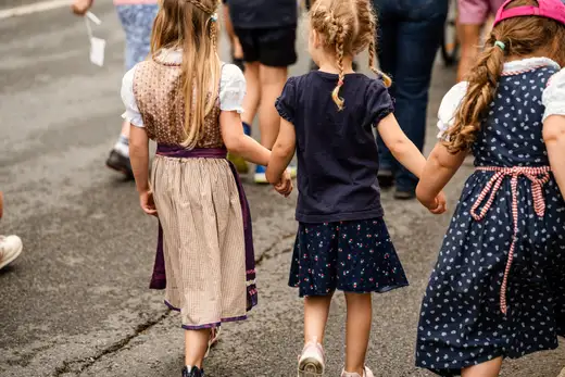 Schmalzlerfest Perlesreut 2024 Montag: Kinderzug, Tag der Betriebe, Schwaiger Buam Foto 2400670
