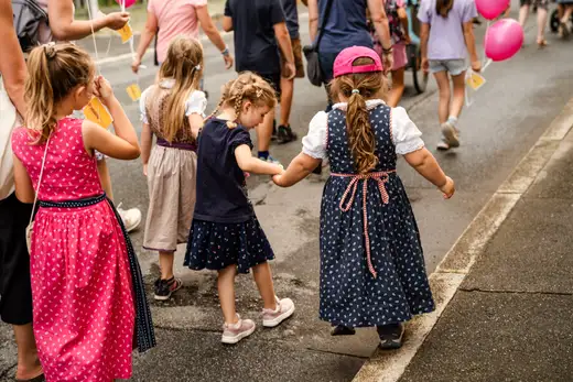 Schmalzlerfest Perlesreut 2024 Montag: Kinderzug, Tag der Betriebe, Schwaiger Buam Foto 2400671