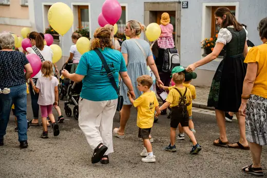 Schmalzlerfest Perlesreut 2024 Montag: Kinderzug, Tag der Betriebe, Schwaiger Buam Foto 2400675