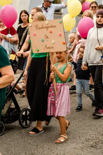 Schmalzlerfest Perlesreut 2024 Montag: Kinderzug, Tag der Betriebe, Schwaiger Buam Foto 2400680