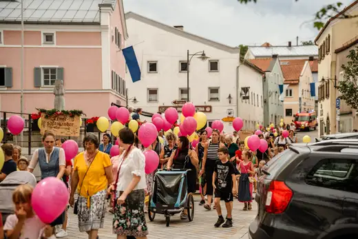 Schmalzlerfest Perlesreut 2024 Montag: Kinderzug, Tag der Betriebe, Schwaiger Buam Foto 2400687