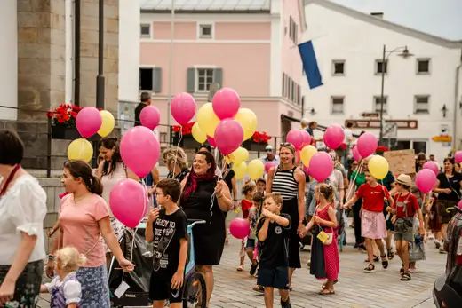 Schmalzlerfest Perlesreut 2024 Montag: Kinderzug, Tag der Betriebe, Schwaiger Buam Foto 2400688