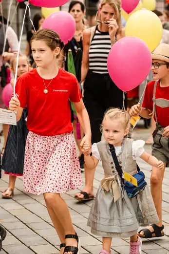Schmalzlerfest Perlesreut 2024 Montag: Kinderzug, Tag der Betriebe, Schwaiger Buam Foto 2400689