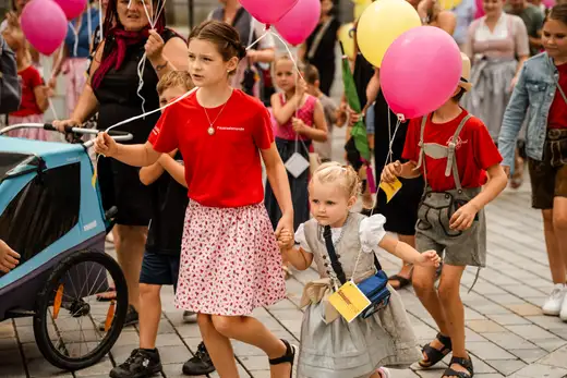 Schmalzlerfest Perlesreut 2024 Montag: Kinderzug, Tag der Betriebe, Schwaiger Buam Foto 2400690
