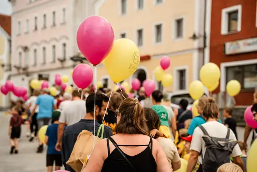 Schmalzlerfest Perlesreut 2024 Montag: Kinderzug, Tag der Betriebe, Schwaiger Buam Foto 2400691
