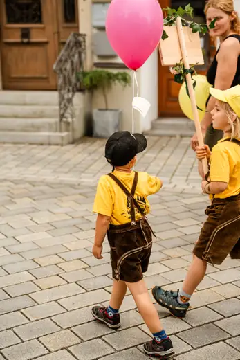 Schmalzlerfest Perlesreut 2024 Montag: Kinderzug, Tag der Betriebe, Schwaiger Buam Foto 2400694