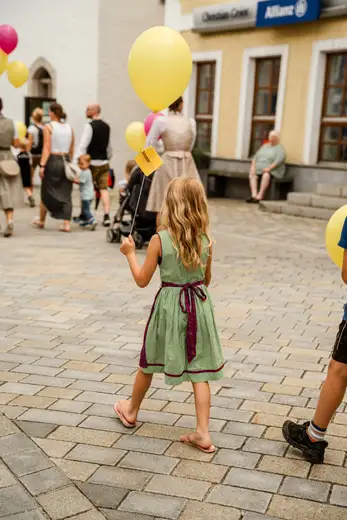 Schmalzlerfest Perlesreut 2024 Montag: Kinderzug, Tag der Betriebe, Schwaiger Buam Foto 2400695