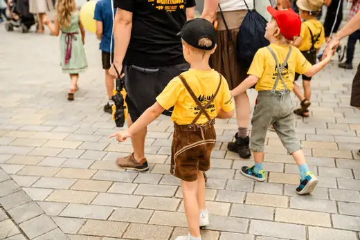 Schmalzlerfest Perlesreut 2024 Montag: Kinderzug, Tag der Betriebe, Schwaiger Buam Foto 2400696
