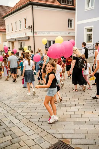 Schmalzlerfest Perlesreut 2024 Montag: Kinderzug, Tag der Betriebe, Schwaiger Buam Foto 2400699