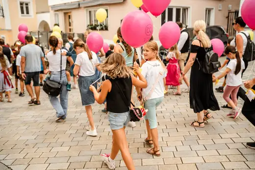 Schmalzlerfest Perlesreut 2024 Montag: Kinderzug, Tag der Betriebe, Schwaiger Buam Foto 2400700