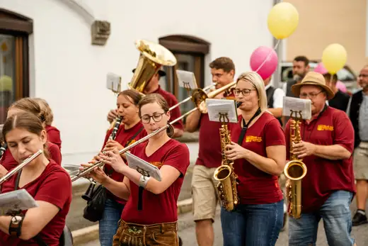 Schmalzlerfest Perlesreut 2024 Montag: Kinderzug, Tag der Betriebe, Schwaiger Buam Foto 2400703
