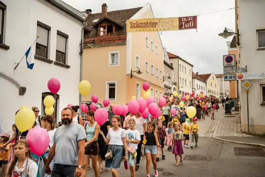 Schmalzlerfest Perlesreut 2024 Montag: Kinderzug, Tag der Betriebe, Schwaiger Buam Foto 2400704
