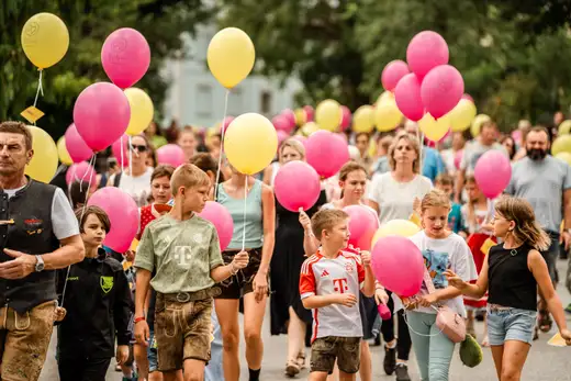Schmalzlerfest Perlesreut 2024 Montag: Kinderzug, Tag der Betriebe, Schwaiger Buam Foto 2400708