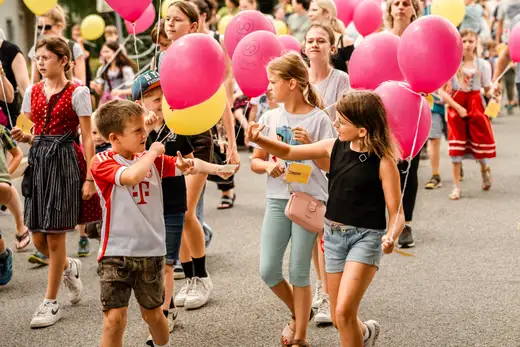 Schmalzlerfest Perlesreut 2024 Montag: Kinderzug, Tag der Betriebe, Schwaiger Buam Foto 2400709