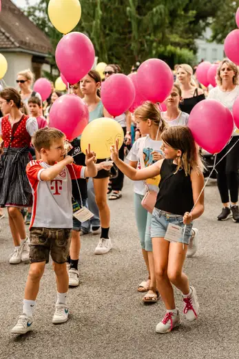 Schmalzlerfest Perlesreut 2024 Montag: Kinderzug, Tag der Betriebe, Schwaiger Buam Foto 2400710