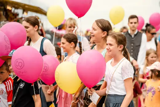 Schmalzlerfest Perlesreut 2024 Montag: Kinderzug, Tag der Betriebe, Schwaiger Buam Foto 2400713
