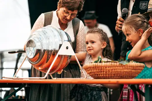 Schmalzlerfest Perlesreut 2024 Montag: Kinderzug, Tag der Betriebe, Schwaiger Buam Foto 2400721