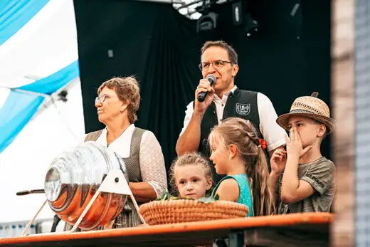 Schmalzlerfest Perlesreut 2024 Montag: Kinderzug, Tag der Betriebe, Schwaiger Buam Foto 2400722