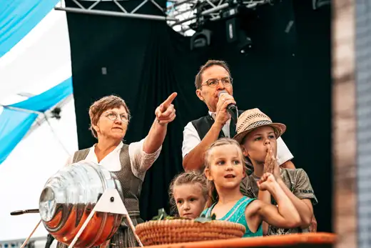 Schmalzlerfest Perlesreut 2024 Montag: Kinderzug, Tag der Betriebe, Schwaiger Buam Foto 2400723
