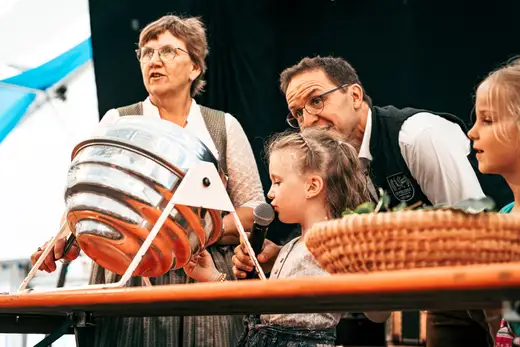 Schmalzlerfest Perlesreut 2024 Montag: Kinderzug, Tag der Betriebe, Schwaiger Buam Foto 2400729
