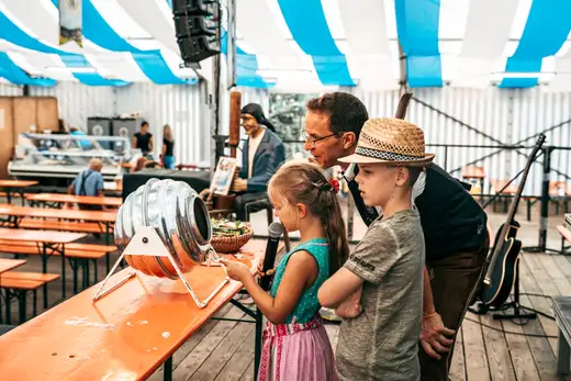 Schmalzlerfest Perlesreut 2024 Montag: Kinderzug, Tag der Betriebe, Schwaiger Buam Foto 2400737