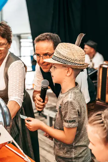 Schmalzlerfest Perlesreut 2024 Montag: Kinderzug, Tag der Betriebe, Schwaiger Buam Foto 2400742