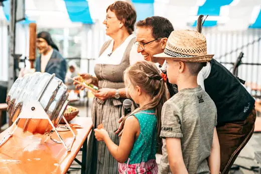 Schmalzlerfest Perlesreut 2024 Montag: Kinderzug, Tag der Betriebe, Schwaiger Buam Foto 2400744