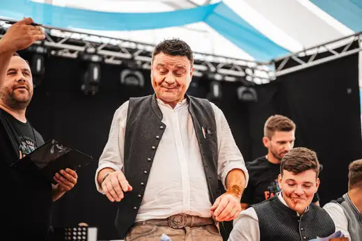 Schmalzlerfest Perlesreut 2024 Sonntag: Weißbierfrühschoppen, Schnupferwettbewerb, d Noudnigln, Verlosung Foto 2400322
