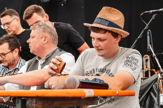 Schmalzlerfest Perlesreut 2024 Sonntag: Weißbierfrühschoppen, Schnupferwettbewerb, d Noudnigln, Verlosung Foto 2400327