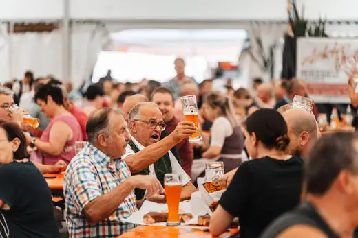 Schmalzlerfest Perlesreut 2024 Sonntag: Weißbierfrühschoppen, Schnupferwettbewerb, d Noudnigln, Verlosung Foto 2400338