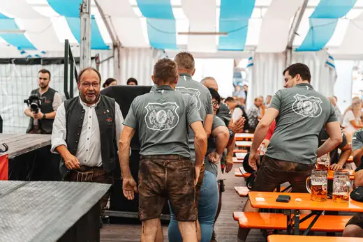 Schmalzlerfest Perlesreut 2024 Sonntag: Weißbierfrühschoppen, Schnupferwettbewerb, d Noudnigln, Verlosung Foto 2400365