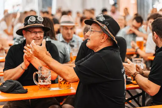 Schmalzlerfest Perlesreut 2024 Sonntag: Weißbierfrühschoppen, Schnupferwettbewerb, d Noudnigln, Verlosung Foto 2400367