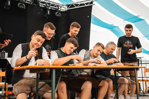 Schmalzlerfest Perlesreut 2024 Sonntag: Weißbierfrühschoppen, Schnupferwettbewerb, d Noudnigln, Verlosung Foto 2400423
