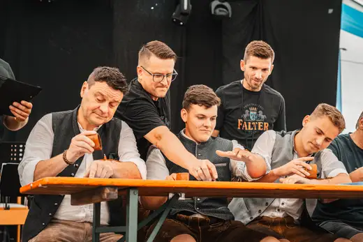 Schmalzlerfest Perlesreut 2024 Sonntag: Weißbierfrühschoppen, Schnupferwettbewerb, d Noudnigln, Verlosung Foto 2400424
