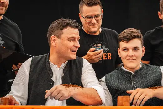 Schmalzlerfest Perlesreut 2024 Sonntag: Weißbierfrühschoppen, Schnupferwettbewerb, d Noudnigln, Verlosung Foto 2400428