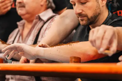 Schmalzlerfest Perlesreut 2024 Sonntag: Weißbierfrühschoppen, Schnupferwettbewerb, d Noudnigln, Verlosung Foto 2400438
