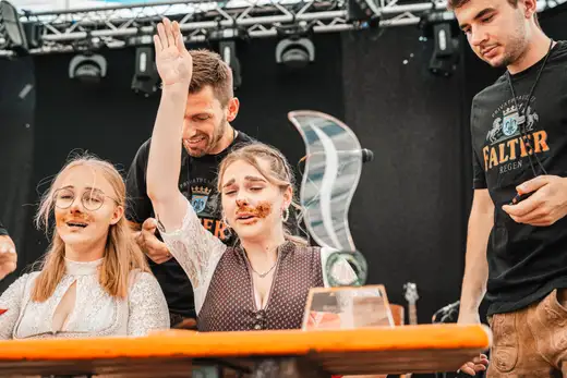 Schmalzlerfest Perlesreut 2024 Sonntag: Weißbierfrühschoppen, Schnupferwettbewerb, d Noudnigln, Verlosung Foto 2400472