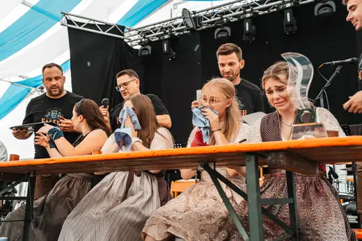 Schmalzlerfest Perlesreut 2024 Sonntag: Weißbierfrühschoppen, Schnupferwettbewerb, d Noudnigln, Verlosung Foto 2400475