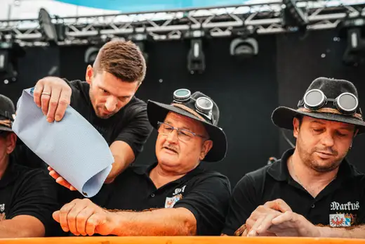 Schmalzlerfest Perlesreut 2024 Sonntag: Weißbierfrühschoppen, Schnupferwettbewerb, d Noudnigln, Verlosung Foto 2400500