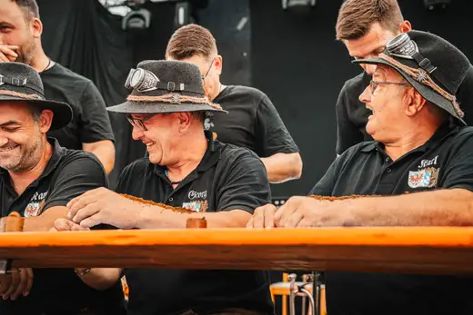 Schmalzlerfest Perlesreut 2024 Sonntag: Weißbierfrühschoppen, Schnupferwettbewerb, d Noudnigln, Verlosung Foto 2400503