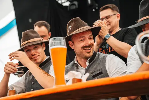 Schmalzlerfest Perlesreut 2024 Sonntag: Weißbierfrühschoppen, Schnupferwettbewerb, d Noudnigln, Verlosung Foto 2400516