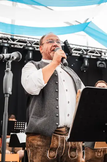 Schmalzlerfest Perlesreut 2024 Sonntag: Weißbierfrühschoppen, Schnupferwettbewerb, d Noudnigln, Verlosung Foto 2400517