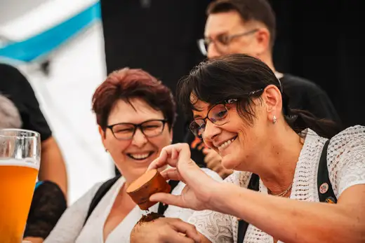 Schmalzlerfest Perlesreut 2024 Sonntag: Weißbierfrühschoppen, Schnupferwettbewerb, d Noudnigln, Verlosung Foto 2400553