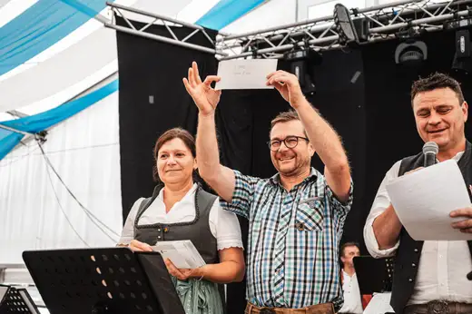 Schmalzlerfest Perlesreut 2024 Sonntag: Weißbierfrühschoppen, Schnupferwettbewerb, d Noudnigln, Verlosung Foto 2400565