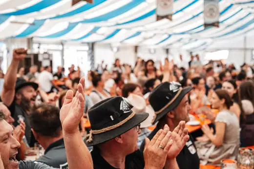 Schmalzlerfest Perlesreut 2024 Sonntag: Weißbierfrühschoppen, Schnupferwettbewerb, d Noudnigln, Verlosung Foto 2400574