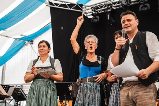 Schmalzlerfest Perlesreut 2024 Sonntag: Weißbierfrühschoppen, Schnupferwettbewerb, d Noudnigln, Verlosung Foto 2400581