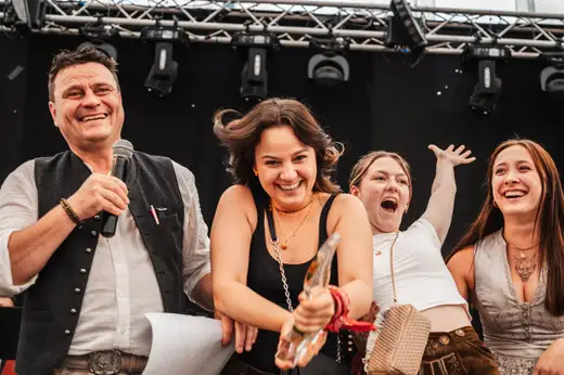 Schmalzlerfest Perlesreut 2024 Sonntag: Weißbierfrühschoppen, Schnupferwettbewerb, d Noudnigln, Verlosung Foto 2400583